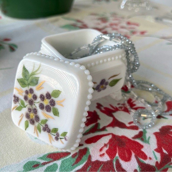 Vintage milk glass jewelry box. - Picture 4 of 9